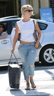 Julianne Hough feet photo thumbnail