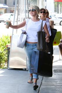 Julianne Hough feet photo thumbnail