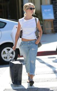 Julianne Hough feet photo thumbnail