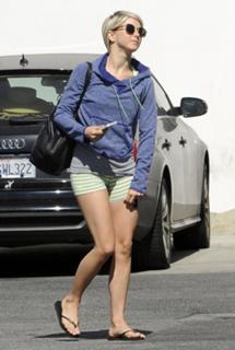 Julianne Hough feet photo thumbnail