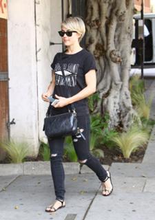Julianne Hough feet photo thumbnail