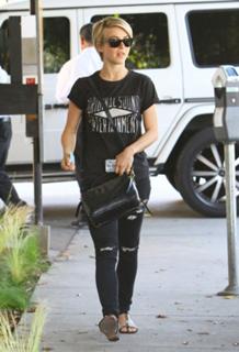 Julianne Hough feet photo thumbnail