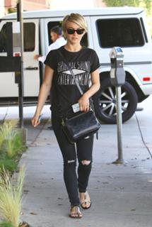 Julianne Hough feet photo thumbnail