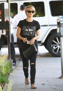 Julianne Hough feet photo thumbnail