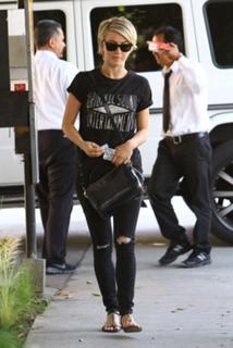 Julianne Hough feet photo thumbnail