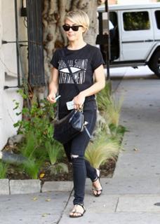 Julianne Hough feet photo thumbnail