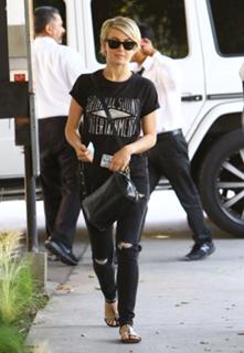 Julianne Hough feet photo thumbnail
