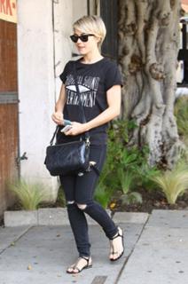 Julianne Hough feet photo thumbnail