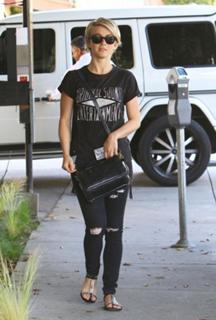Julianne Hough feet photo thumbnail