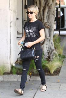 Julianne Hough feet photo thumbnail