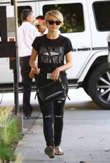 Julianne Hough feet photo thumbnail