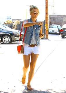 Julianne Hough feet photo thumbnail
