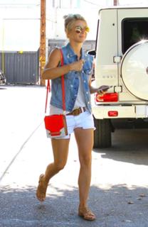 Julianne Hough feet photo thumbnail