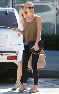 Cat Deeley feet photo thumbnail