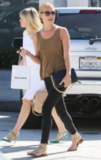 Cat Deeley feet photo thumbnail