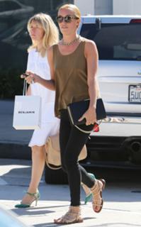 Cat Deeley feet photo thumbnail
