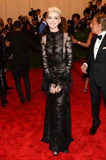 Anne Hathaway feet photo thumbnail