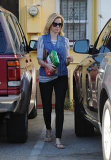 Elizabeth Banks feet photo thumbnail