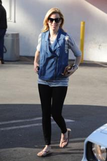Elizabeth Banks feet photo thumbnail