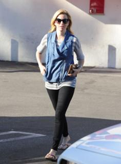 Elizabeth Banks feet photo thumbnail