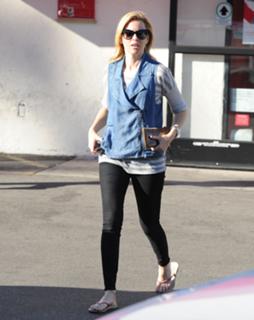 Elizabeth Banks feet photo thumbnail