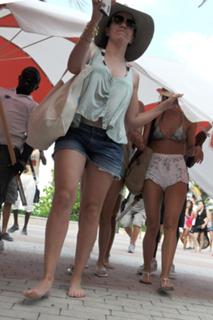 Julianne Hough feet photo thumbnail