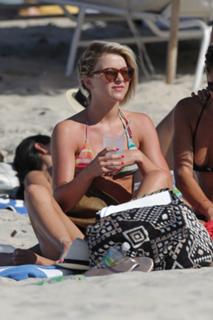 Julianne Hough feet photo thumbnail