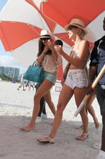 Julianne Hough feet photo thumbnail