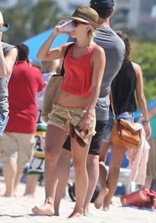 Julianne Hough feet photo thumbnail