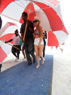 Julianne Hough feet photo thumbnail