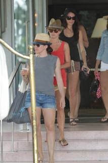 Julianne Hough feet photo thumbnail