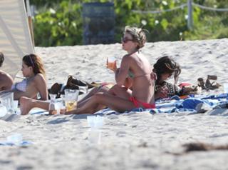 Julianne Hough feet photo thumbnail