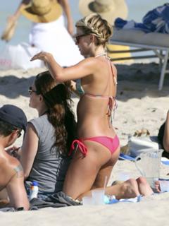 Julianne Hough feet photo thumbnail