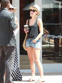Julianne Hough feet photo thumbnail