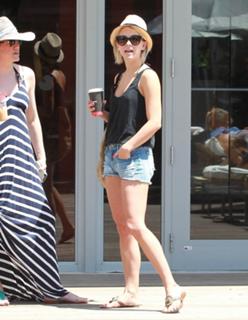 Julianne Hough feet photo thumbnail