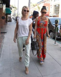 Julianne Hough feet photo thumbnail