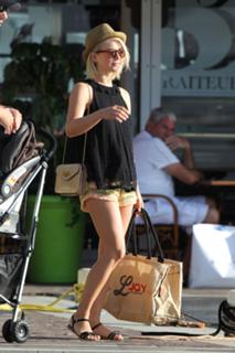 Julianne Hough feet photo thumbnail