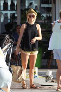 Julianne Hough feet photo thumbnail