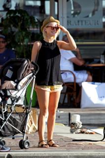 Julianne Hough feet photo thumbnail