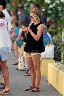 Julianne Hough feet photo thumbnail