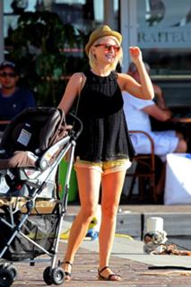 Julianne Hough feet photo thumbnail