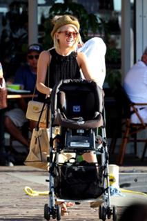 Julianne Hough feet photo thumbnail