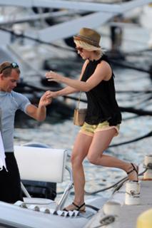 Julianne Hough feet photo thumbnail