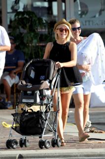 Julianne Hough feet photo thumbnail