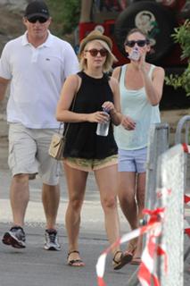 Julianne Hough feet photo thumbnail