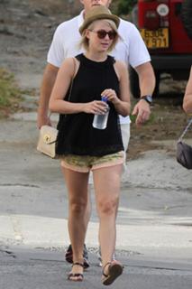Julianne Hough feet photo thumbnail