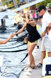 Julianne Hough feet photo thumbnail