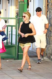 Julianne Hough feet photo thumbnail
