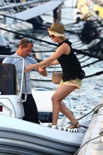 Julianne Hough feet photo thumbnail