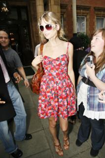 Taylor Swift feet photo thumbnail